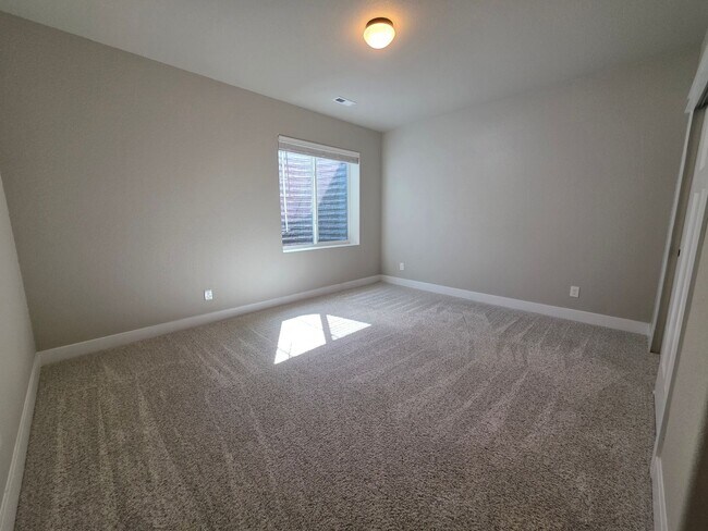 Building Photo - Spacious 5 Bed, 3 Bath Home in Desirable M...