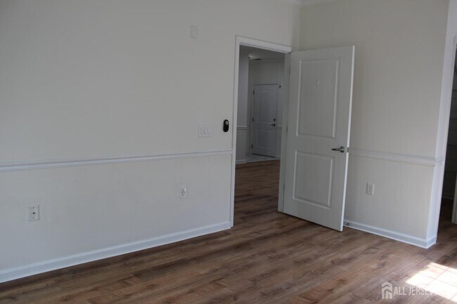 Building Photo - 611 Doral Ct