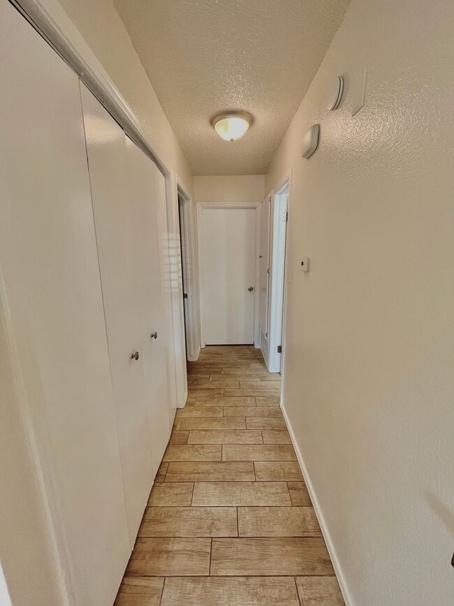 Building Photo - 1008 Acacia Cir