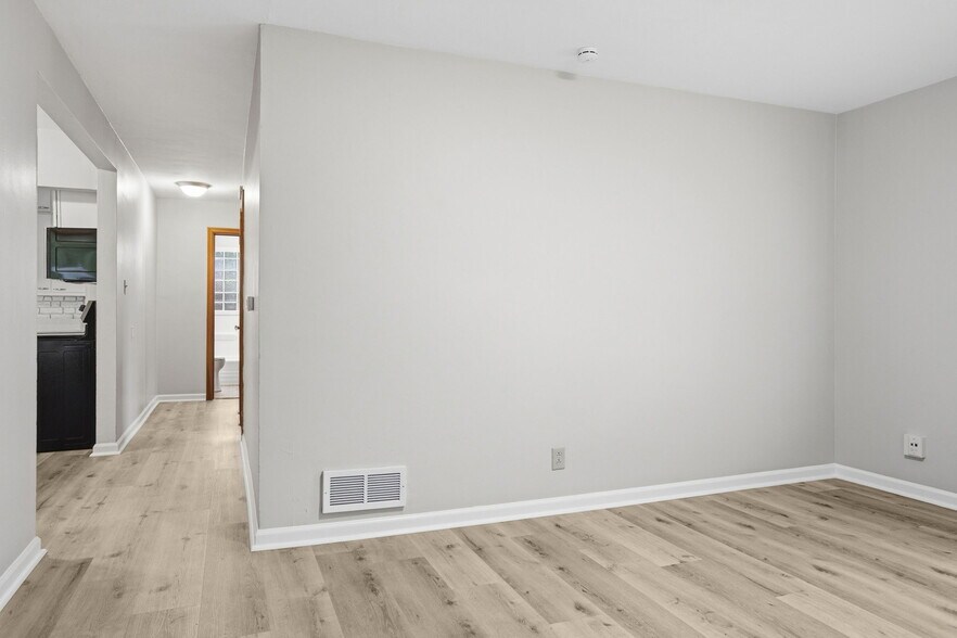 Building Photo - 4612 Rookwood Ave