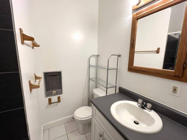 Building Photo - August 2026 Pre-Lease! One Bedroom on the Hill