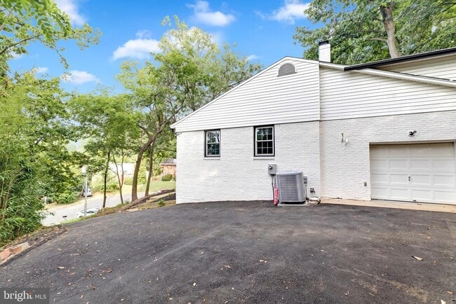 Building Photo - 3009 S Hill St