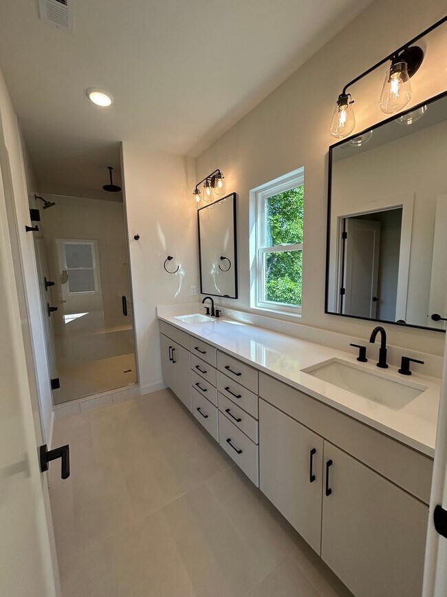 Building Photo - Amazing New Construction in North Nashville!