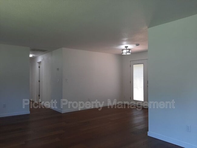 Building Photo - 212 NE Torval Canyon Rd