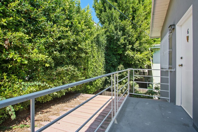 Building Photo - 978 Barrington - steps to San Vicente in prime Brentwood!