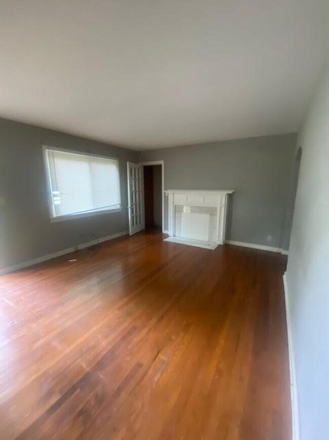 Building Photo - 601 Camp Cir