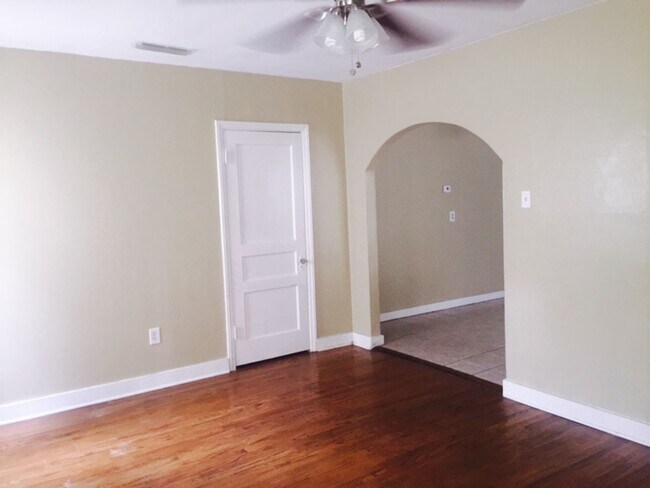 Building Photo - 615 Monroe St