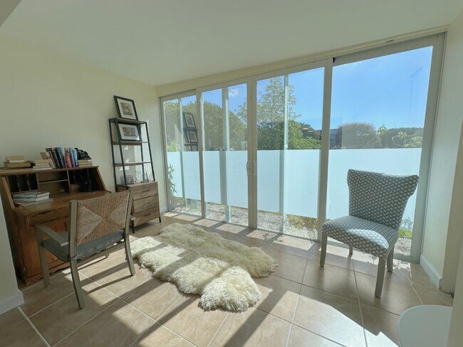 Building Photo - 300 NE 26th Ave