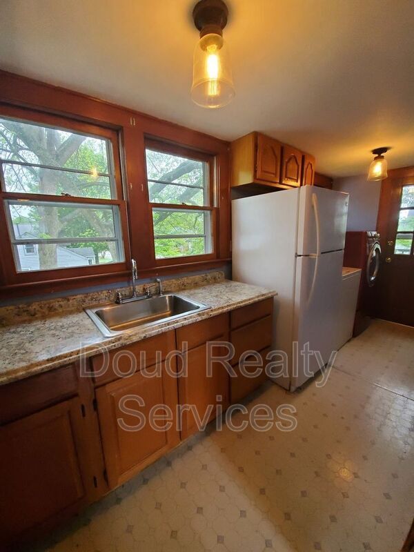 Building Photo - 1300 Holly Ave