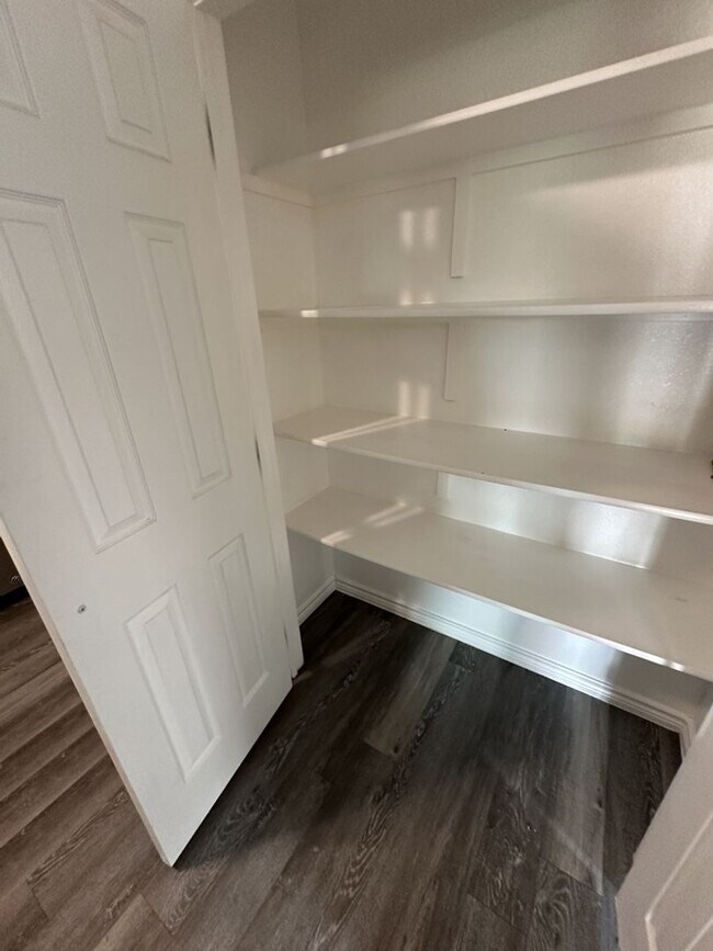 Building Photo - AVAILABLE NOW!