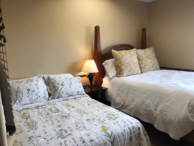Building Photo - Large 2 bed / 1 bath Condo on North End of...