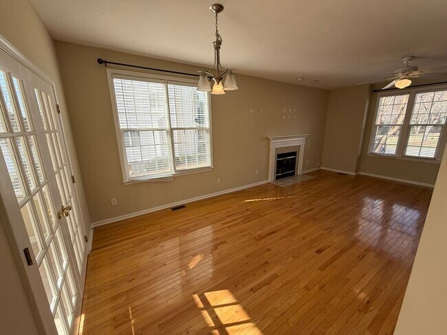 Building Photo - Beautiful 3 Bedroom 2.5 Bath End Unit Town Home with Lake View!