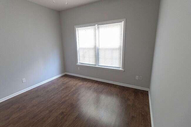 Building Photo - 1945 Center St