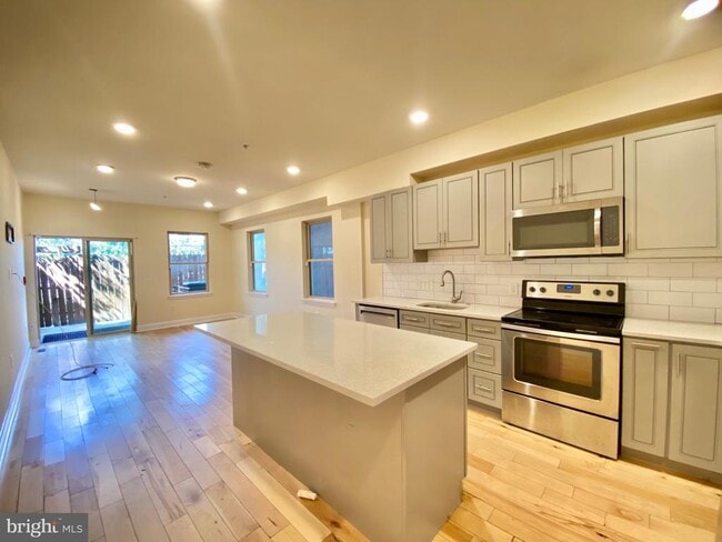 Building Photo - 1950 N Gratz St