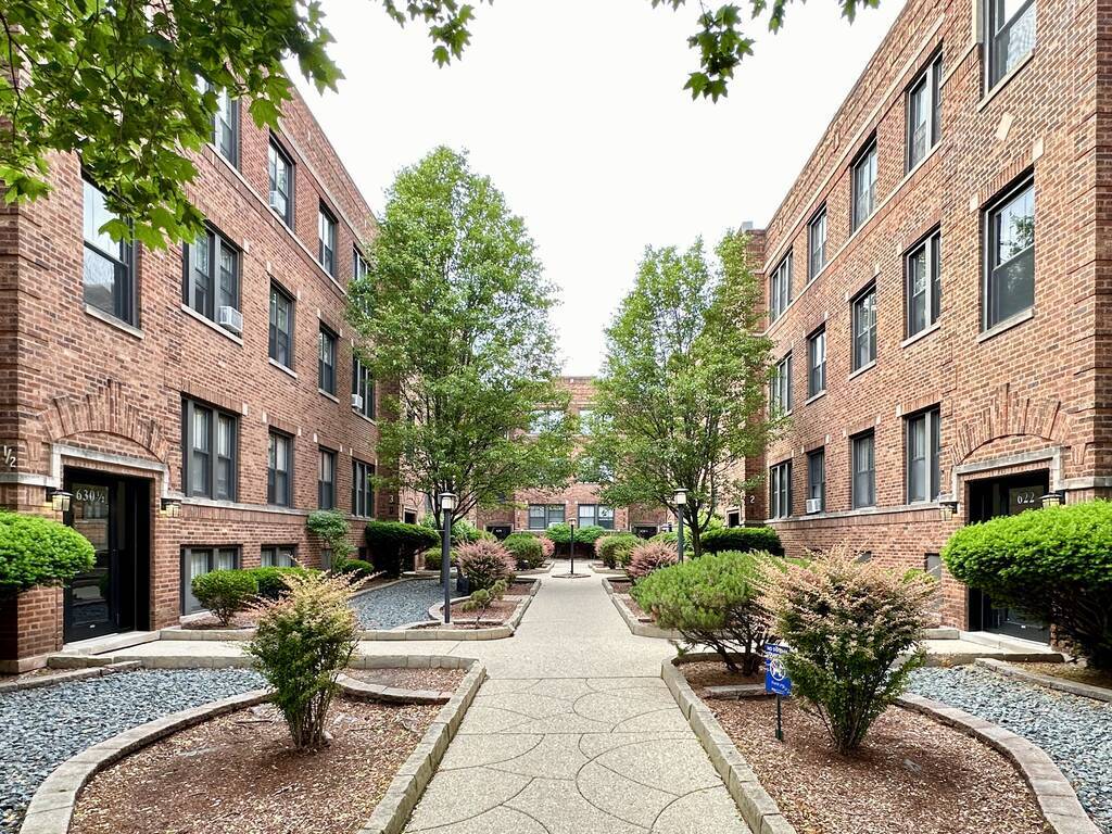 Building Photo - 736 W Cornelia Ave