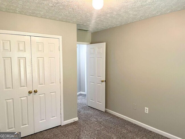 Building Photo - 215 Mountain Ln