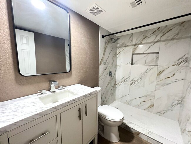 Building Photo - Recently remodeled 2-bed, 2-bath unit for rent in North Las Vegas!