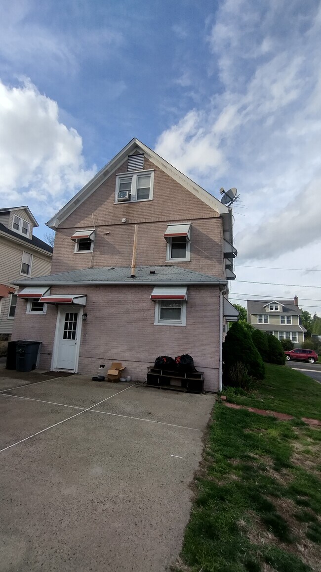 Building Photo - 67 Bloomfield Ave