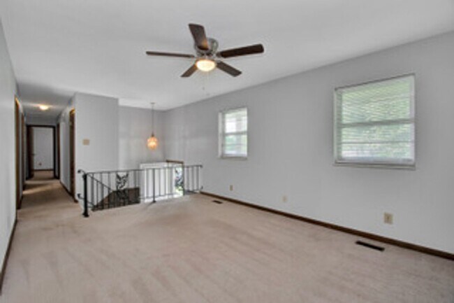 Building Photo - Knoxville 37934 - Split-level Home with 4 Bedrooms, 2 Baths & a 2-car garage. Call Lisa Vineyard ...