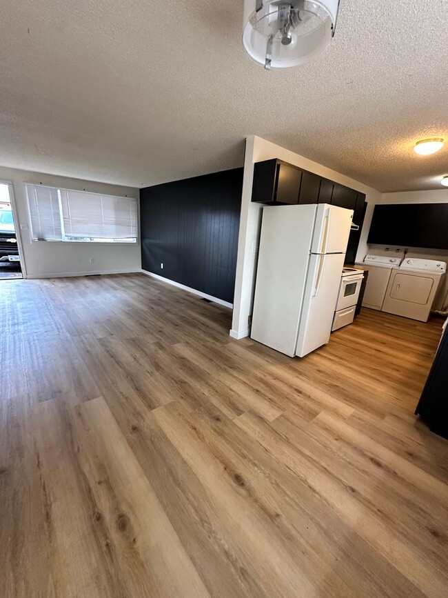 Building Photo - PET FRIENDLY spacious 2bdr