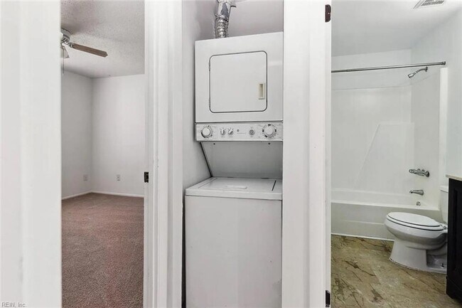 Building Photo - Charming Top-Floor Condo in the Heart of V...
