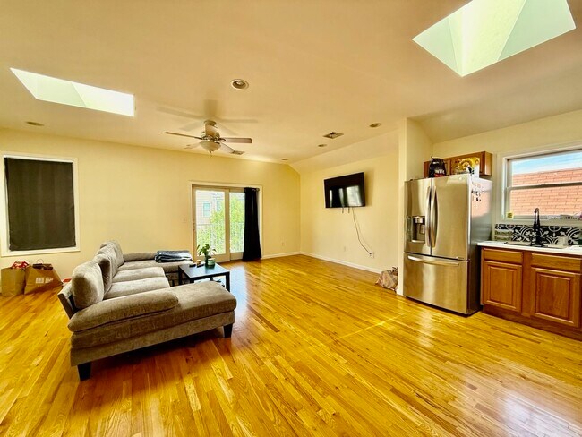 Building Photo - 264 Custer Ave