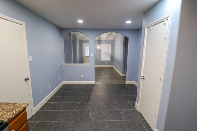 Building Photo - 1023 Aster Rd