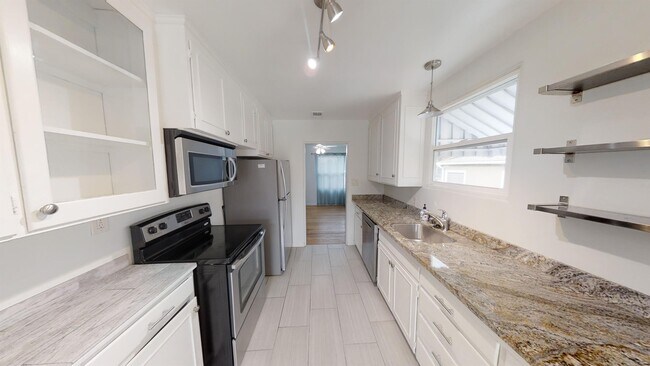 Building Photo - 6118 Pembroke Dr