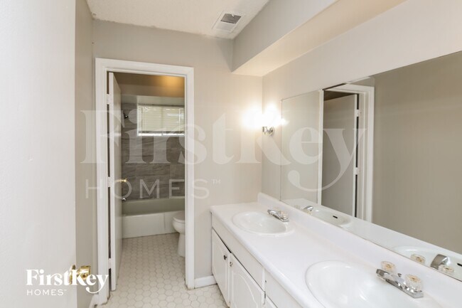 Building Photo - 2097 Meadowview Ln