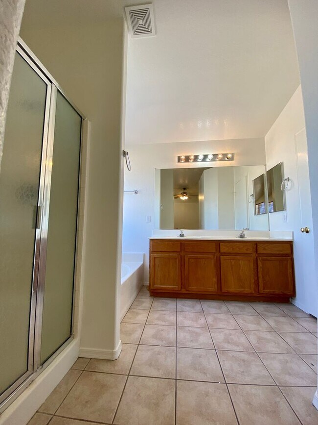 Building Photo - 3 Bed 2 Bath Corner Lot