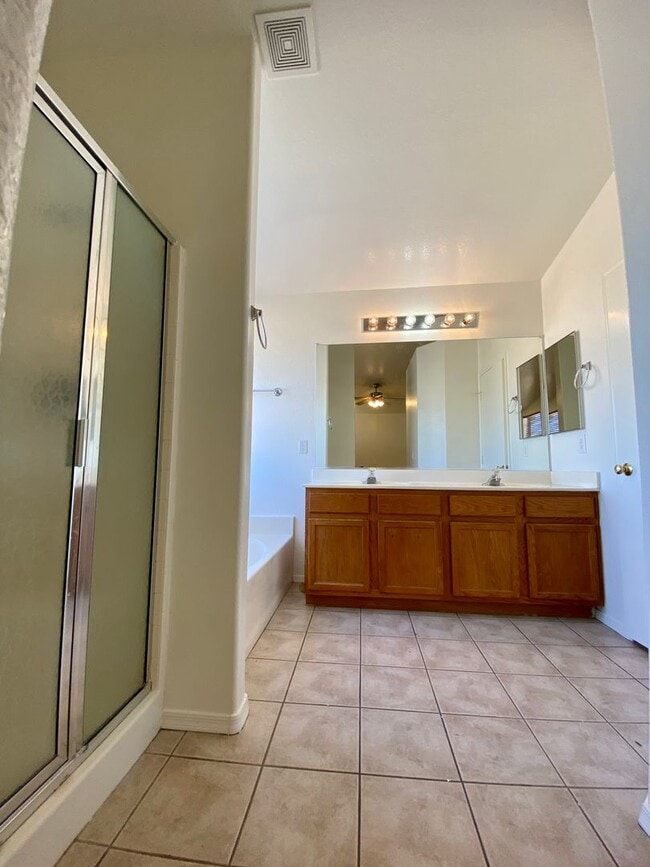 Building Photo - MOVE IN SPECIAL 3 Bed 2 Bath Corner Lot