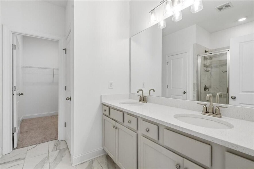 Building Photo - 2438 Figaro Dr