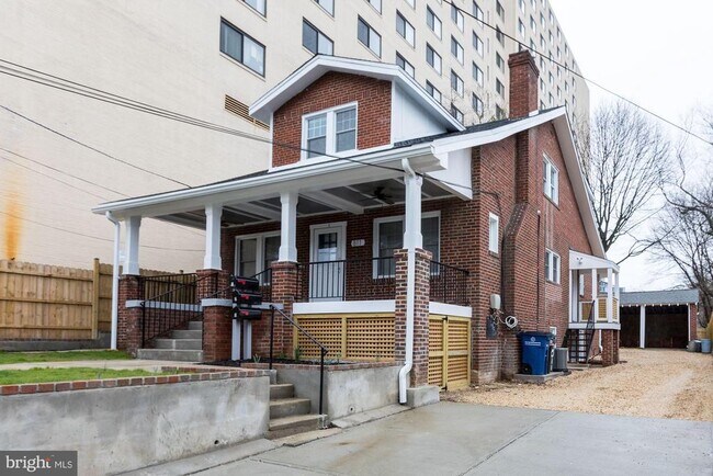 Building Photo - 811 Thayer Ave
