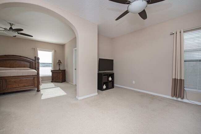 Building Photo - Large, Executive style 3/2.5 Lakefront/POOL Home in East Park of Lake Nona