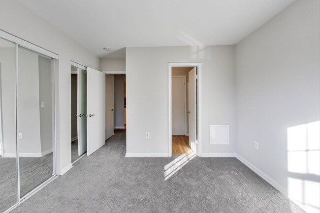 Building Photo - Clean & Fresh 2 + 2 close to METRO!