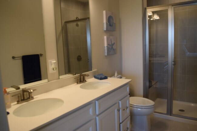 Building Photo - Stunning and elegant fully furnished 3/2/2 villa with Pool, hot tub & Lake views