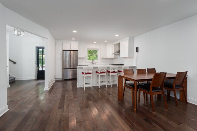 Building Photo - 211 Ross Stevenson Cir