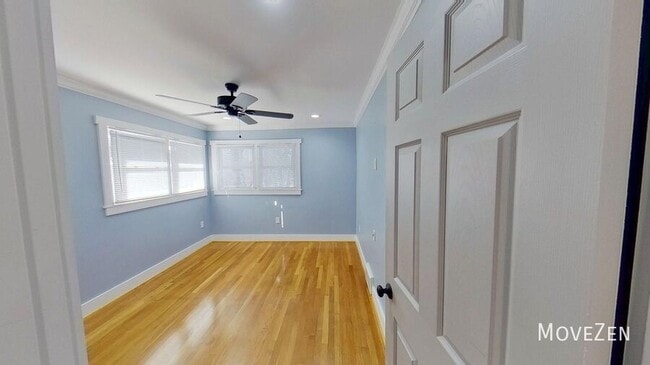 Building Photo - 208 N Sunset Dr