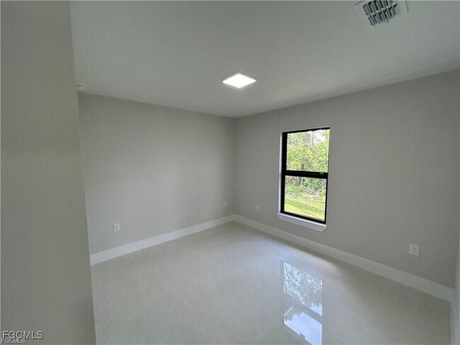 Building Photo - 405-407 Chalet Ave S