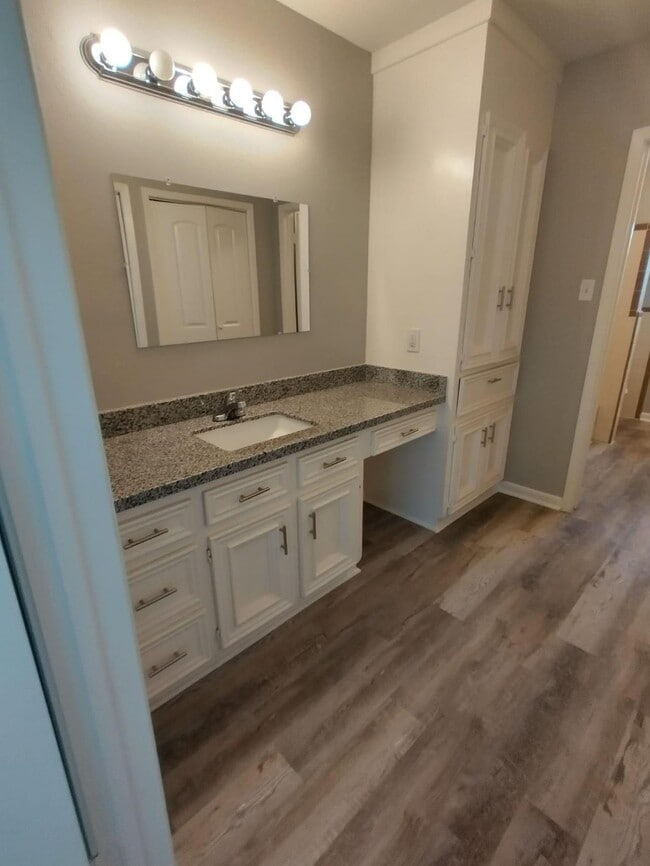 Building Photo - 1220 Walnut St