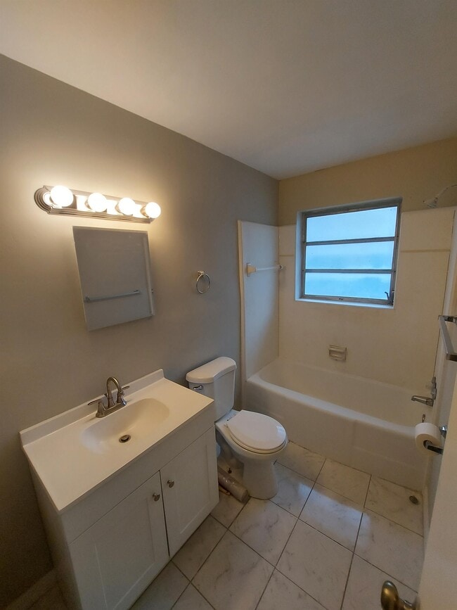 Building Photo - 2247 Stella St