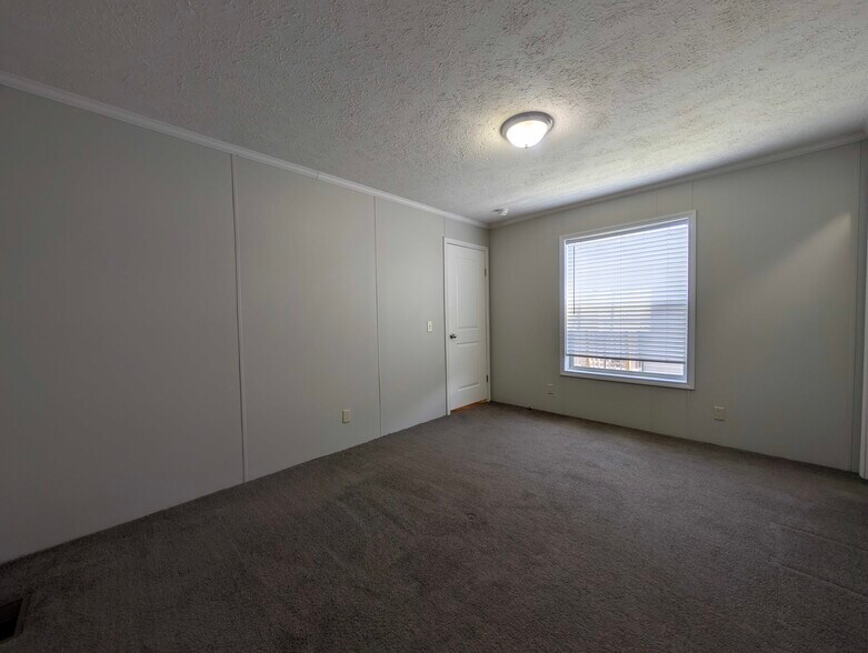 Building Photo - 15929 Villaire Ave