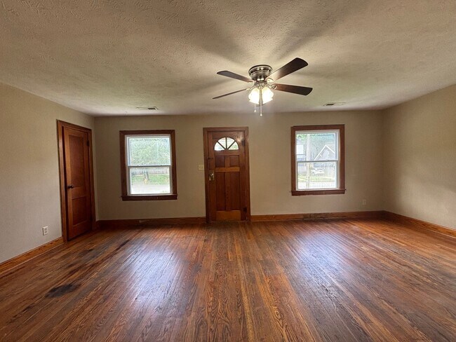 Building Photo - Beautiful 3 bedroom 2 bath in the Phelps g...