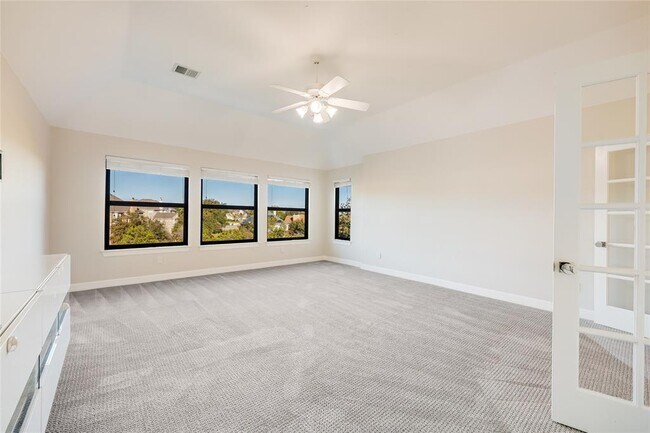Building Photo - 12120 Carlsbad Dr