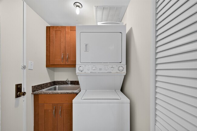 Building Photo - 5001 Woodway Dr