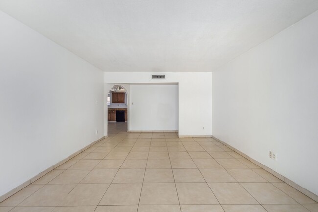 Building Photo - 4 BEDROOM, 2 BATH TEMPE HOME WITH SPACIOUS...