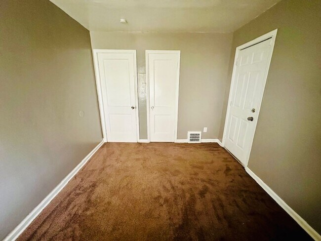 Building Photo - 3 Bedroom 1 Bath 2 Car Garage Welcome Sect...