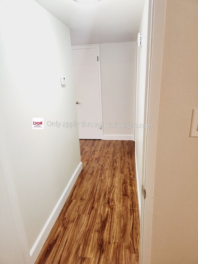 Building Photo - Beautifully Renovated Halfplex