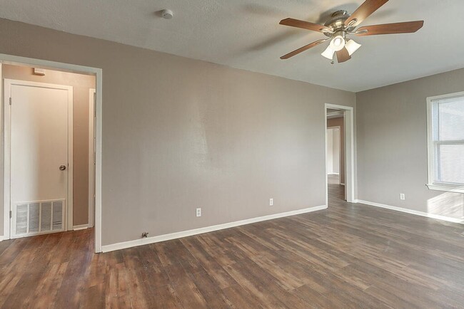 Building Photo - 10921 Shady Ln