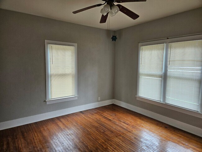 Building Photo - 418 Newport Ave